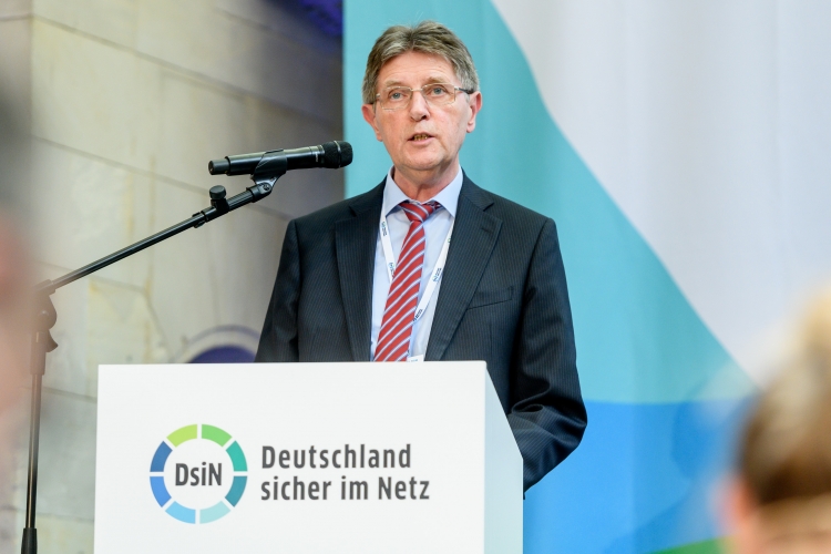 Staatsekretär und Beauftragter für Informationstechnik Klaus Vitt begrüßte die Teilnehmder des DsiN-Jahreskongresses